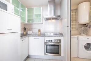 Een koelkast, een microgolfoven, een oven, een kookplaat