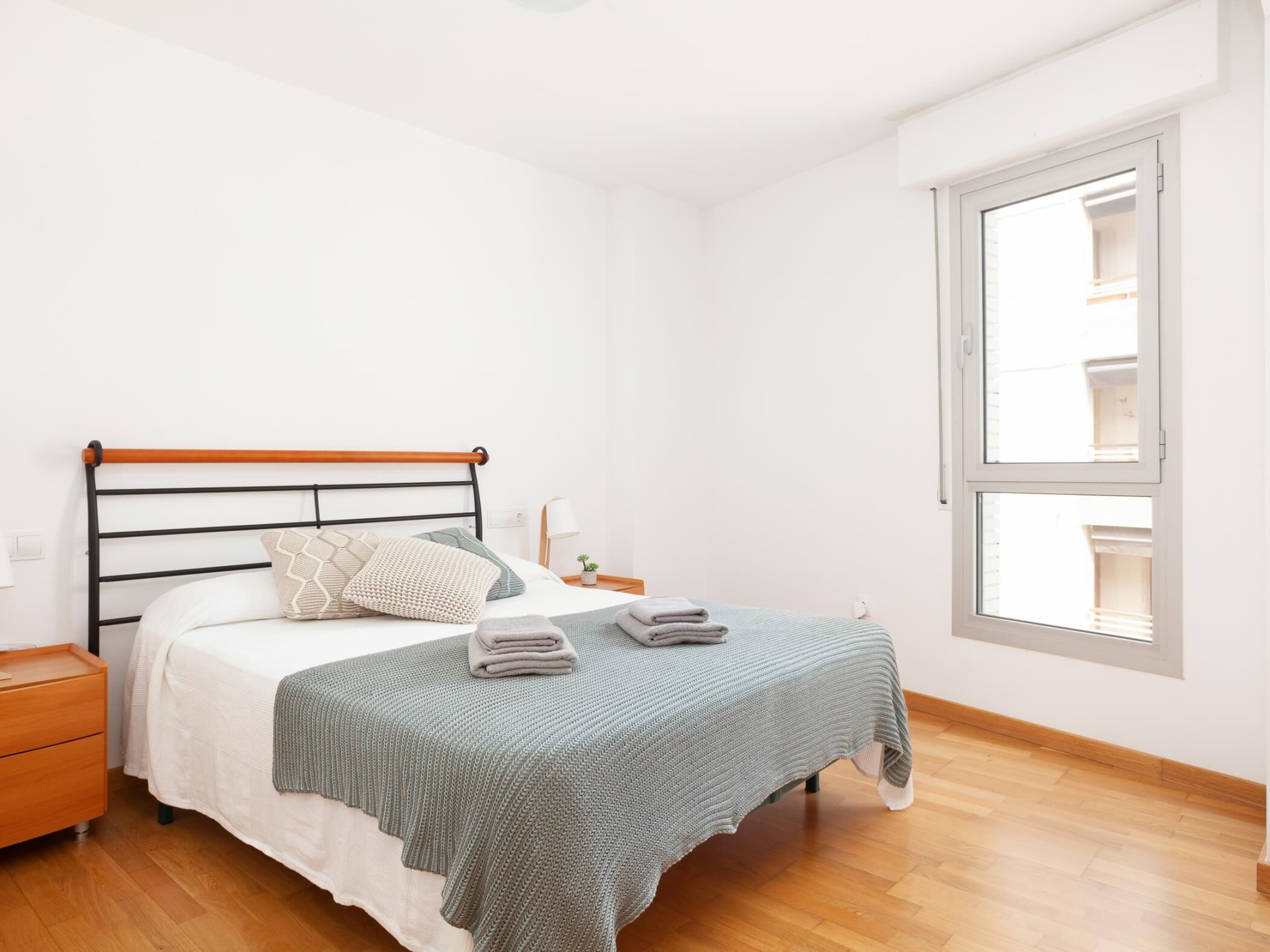 3 bedrooms, iron/ironing board, internet, bed sheets