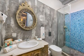 Een douche, een haardroger, een bidet, handdoeken