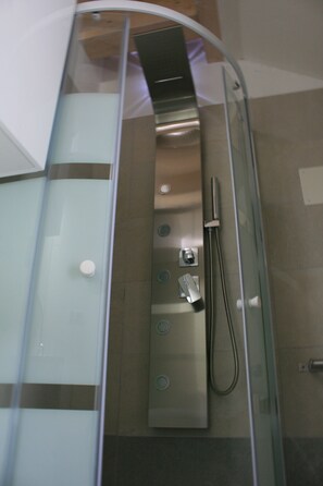Shower, towels, shampoo - The rose of the winds vacation home IT024097C2LMWLOL4M (Sarcedo)