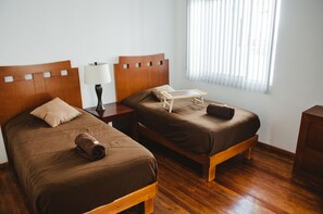 Habitación ejecutiva con 2 camas individuales, 2 camas individuales, no fumadores | Cortinas opacas, tabla de planchar con plancha, wifi gratis