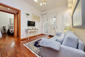 1 habitación, tabla de planchar con plancha y cuna de viaje 