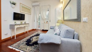 Un saló amb sofà, televisió i elements decoratius.