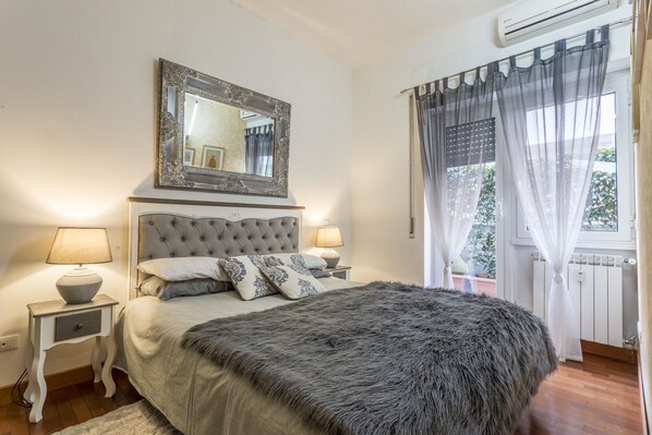 1 chambre, fer et planche à repasser, lit de bébé portatif