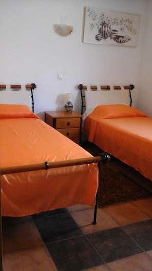 2 single beds room