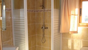 Un baño con ducha, inodoro y lavamanos.