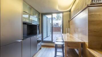 Kühlschrank, Mikrowelle, Ofen, Herdplatte