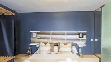 Een kluis op de kamer, een strijkplank/strijkijzer, reisbedje