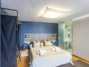 Tallelokero huoneessa, silitysrauta/-lauta, vauvan matkasänky