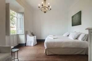 5 bedrooms, desk, iron/ironing board, internet