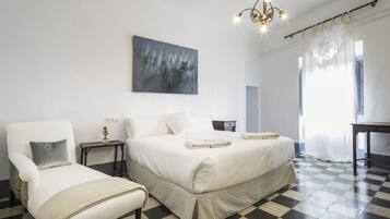 5 slaapkamers, een bureau, een strijkplank/strijkijzer, internet