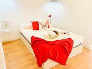 Iron/ironing board, bed sheets