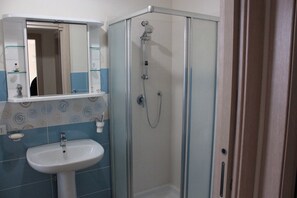 Dutxa, assecador de cabells, bidet i tovalloles 