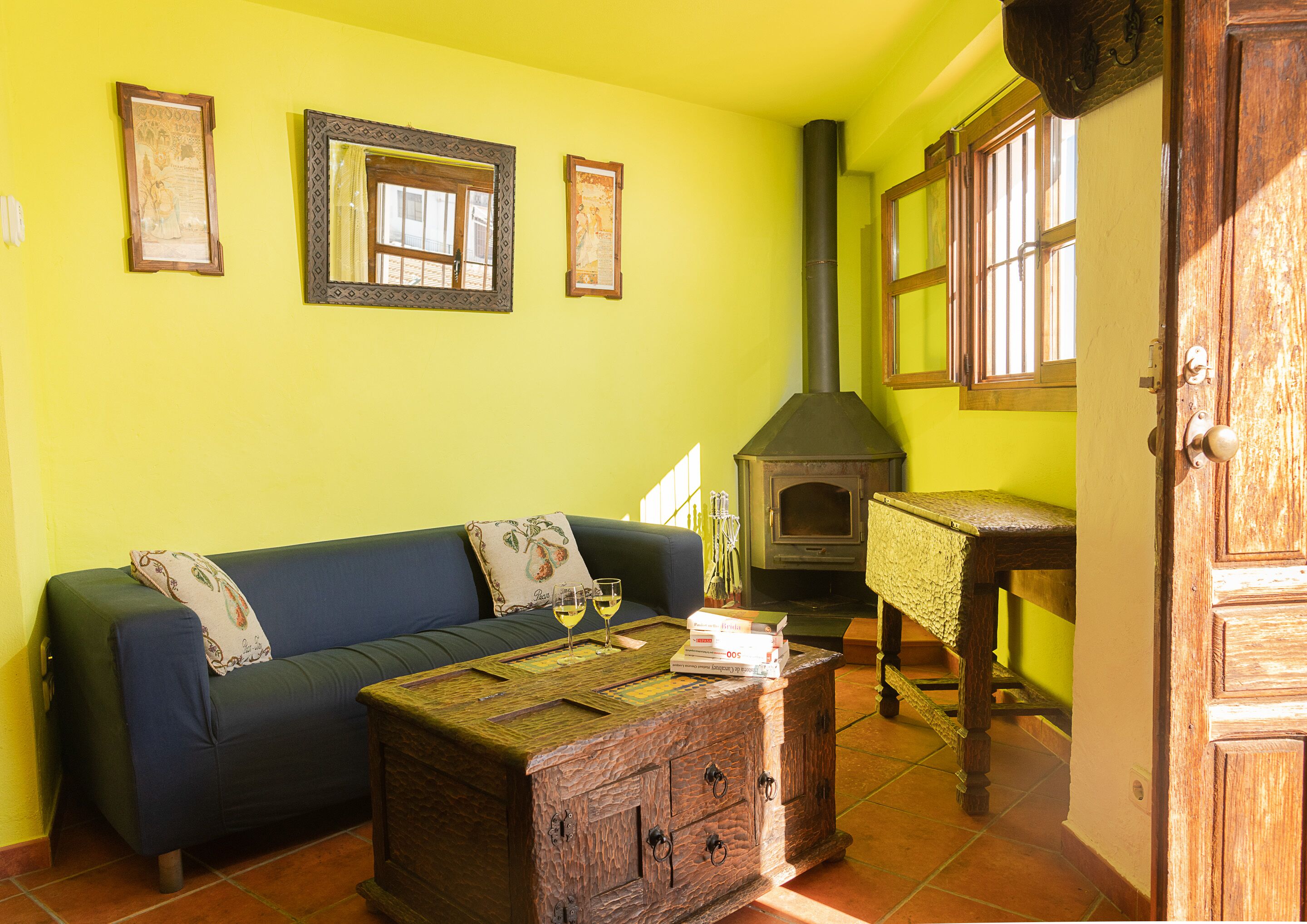 Een smart-tv, een open haard, een dvd-speler en boeken