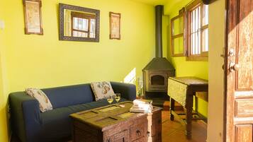 Een smart-tv, een open haard, een dvd-speler en boeken