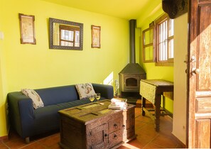 Smart-tv, pejs, dvd-afspiller, bøger