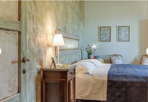 4 habitaciones, escritorio y tabla de planchar con plancha 