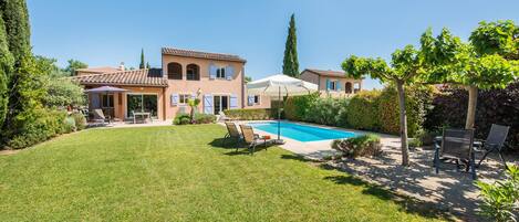 Piscina all'aperto, una piscina riscaldata