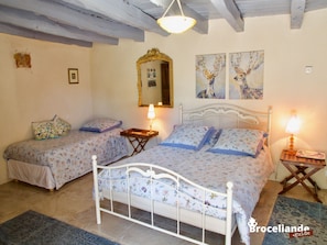 1 bedroom, bed sheets - Bed & Breakfast with breakfast in Brocéliande (Iffendic)