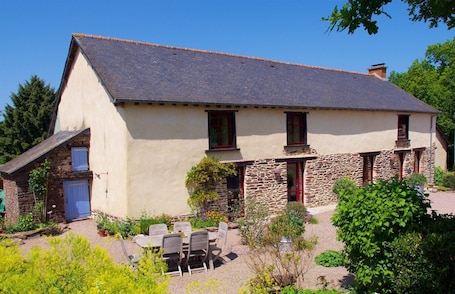Outdoor dining. Bed & Breakfast with breakfast in Brocéliande