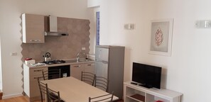 Refrigerador, horno, parrilla de estufa y cafetera y tetera 