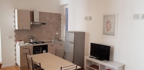 Réfrigérateur, four, plaque de cuisson, cafetière/bouilloire