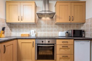 Fridge, microwave, oven, stovetop - Prestwick Central - Donnini Apartments (Prestwick)