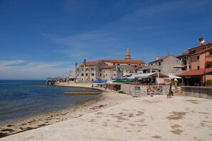 Beach nearby - Linda apartment with terrace overlooking the sea, a stone's throw from the beach, garden (Umag)