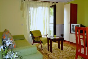 Télévision à écran plat, cheminée