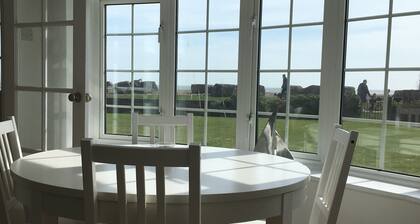 Stunning Beachfront Apartment on Ferring beach