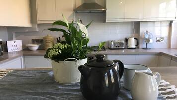 Een koelkast, een magnetron, een oven, een kookplaat