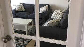 Een smart-tv, een open haard en een stereo