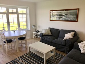 Smart TV, fireplace, stereo