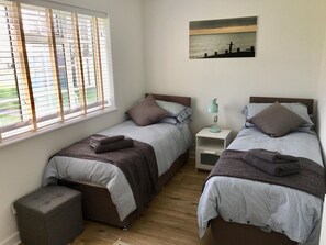2 bedrooms, iron/ironing board, WiFi, bed sheets - Stunning Beachfront Apartment on Ferring beach (Ferring)