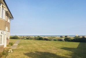 Property grounds - Stunning Beachfront Apartment on Ferring beach (Ferring)