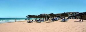Playa en los alrededores y toallas de playa 