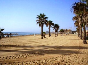 Playa en los alrededores y toallas de playa 