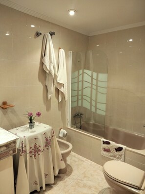 Combined shower/bathtub, hair dryer, towels, soap - Townhouse with pool 3 'from the beach. (La Mata Torrevieja)
