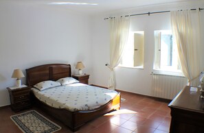 4 bedrooms, iron/ironing board, free WiFi, bed sheets