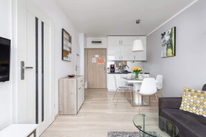 Eine moderne Wohnung mit Wohnzimmer, Essbereich und Küche.