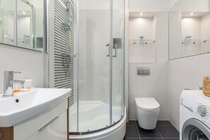 Dusche, Haartrockner, HandtĂŒcher