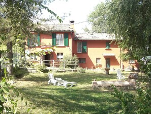 Exterior - Little Raieda Farmhouse: the first stop on the Path of the Gods. (Sasso Marconi)