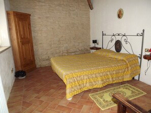 1 chambre, lit parapluie, Wi-Fi gratuit, draps fournis