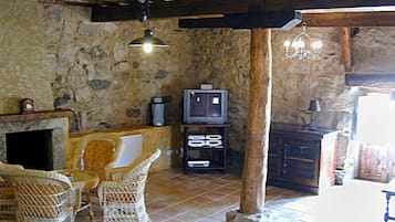 TV, lareira, DVD player, aparelho de som