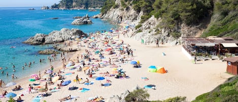Perto da praia, espreguiçadeiras, toalhas de praia