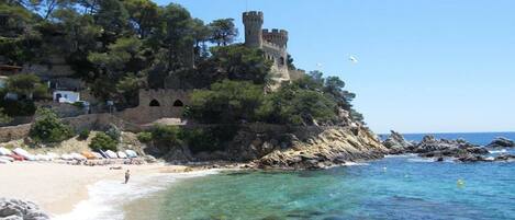 Perto da praia, espreguiçadeiras, toalhas de praia