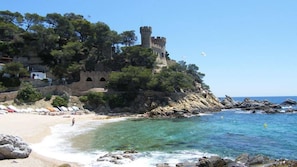 Beach nearby, sun loungers, beach towels