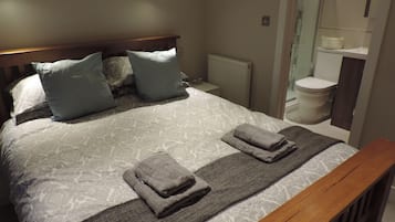 4 bedrooms, desk, iron/ironing board, free WiFi