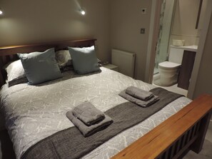 4 bedrooms, desk, iron/ironing board, free WiFi