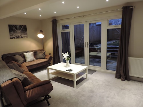 4 Bedroom Farnborough Airport Accommodation